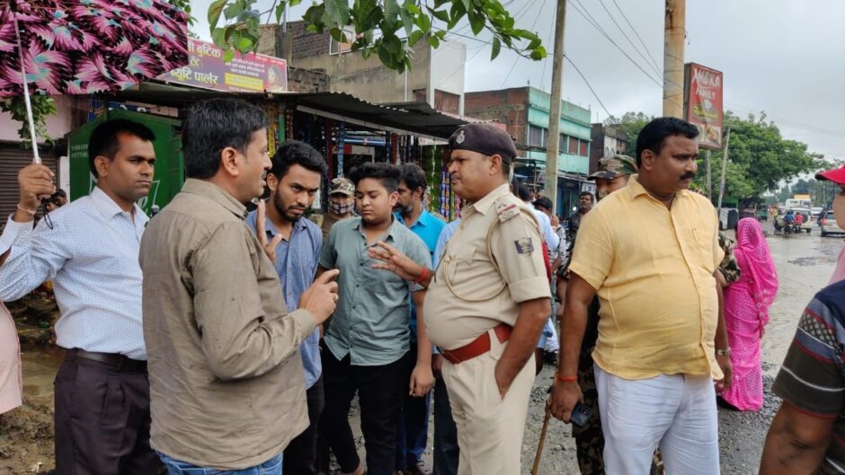 पुराना नाला खुलवाने को लेकर पदाधिकारियों और गृहस्वामी के बीच हुई तीखी नोकझोंक