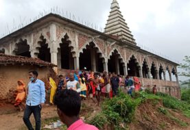 प्रशासन के रोक के बावजूद बाबा झुमराज मंदिर में बलि और पूजा के लिए लगातार  पहुंच रहे हैं श्रद्धालु