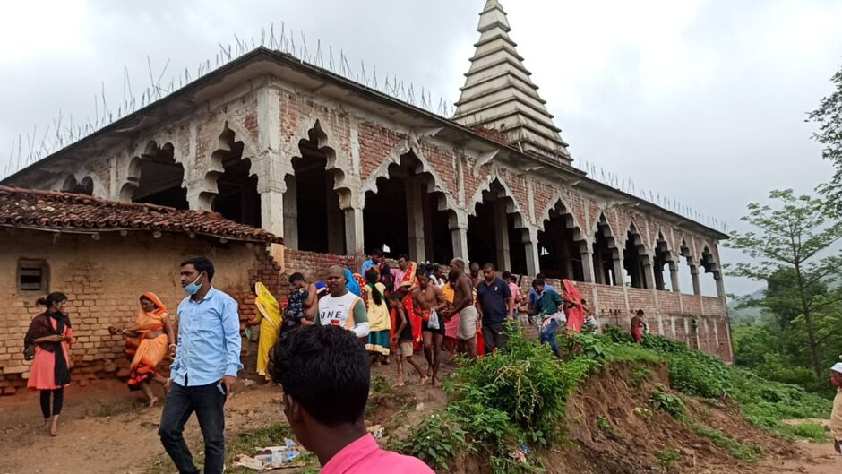 प्रशासन के रोक के बावजूद बाबा झुमराज मंदिर में बलि और पूजा के लिए लगातार  पहुंच रहे हैं श्रद्धालु