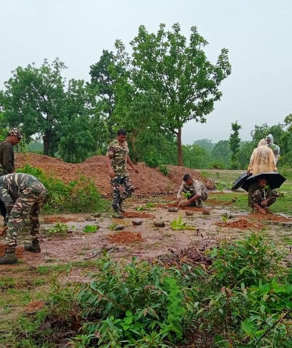 एसएसबी सिमुलतला के जवानों ने दो हज़ार पौधे लगाए