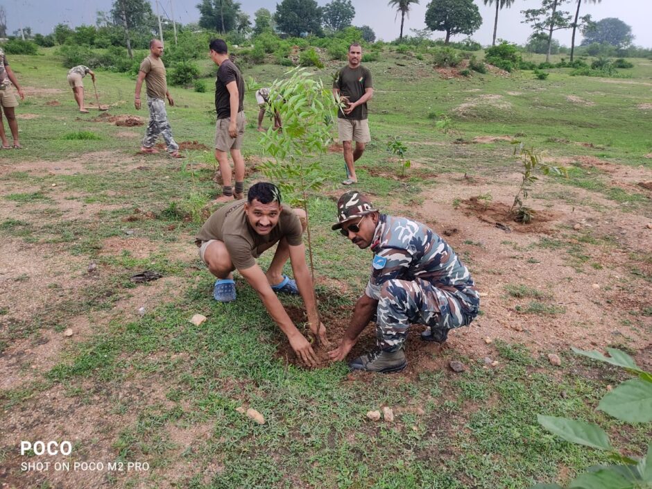 एसएसबी कमांडेंट के निर्देशानुसार चरका पत्थर में किया गया वृक्षारोपण