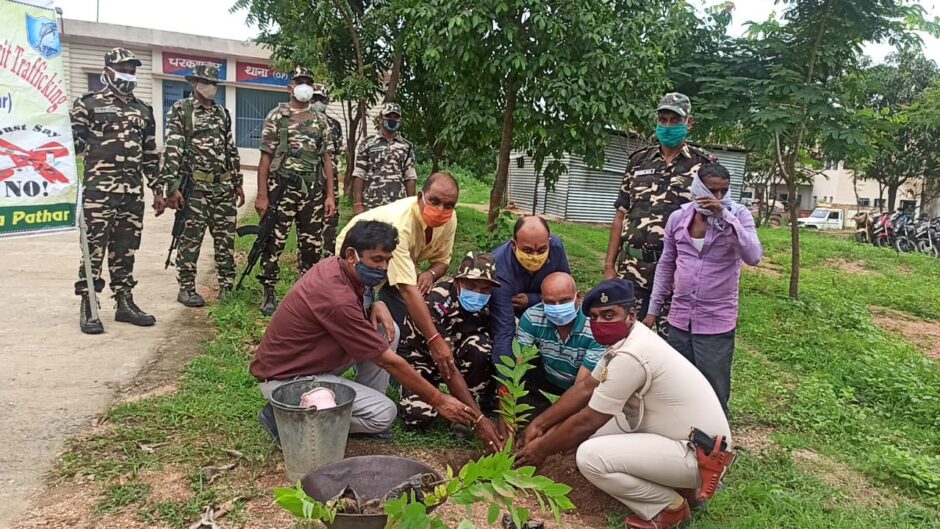 अंतर्राष्ट्रीय नशा निषेध दिवस के मौके पर सशस्त्र सीमा बल के द्वारा  पौधरोपण का कार्यक्रम आयोजित