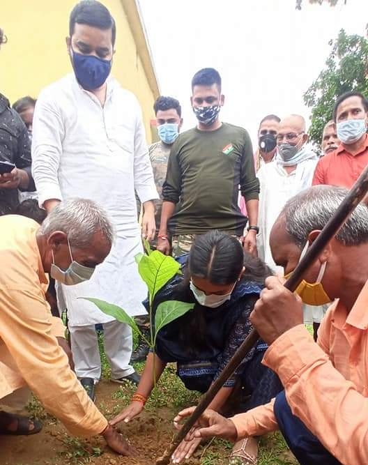 जमुई विधायिका श्रेयसी सिंह ने गुगुलडीह मे किया वृक्षारोपण