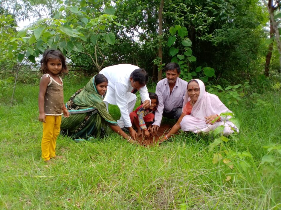 सामाजिक कार्यकर्ता और जनप्रतिनिधियों ने किया पौधारोपण