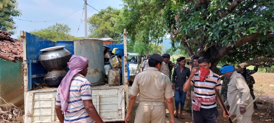 पुलिस द्वारा अवैध शराब बनाने वाले के विरुद्ध छापेमारी कर दो घरों से 60 लीटर महुआ शराब के साथ कई समान किया बरामद 