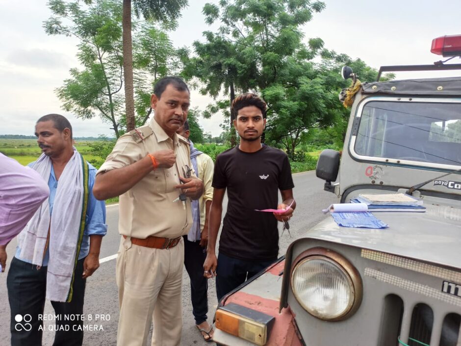 सोना थाना क्षेत्र के पेट्रोल पंप के समीप दो पहिया वाहन की हुई जांच