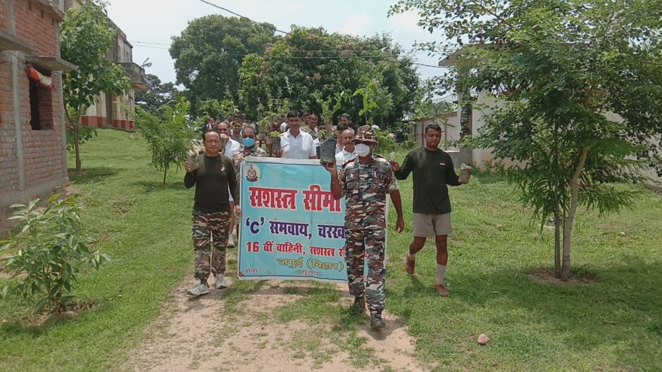 चरका पत्थर सशस्त्र सीमा बल के द्वारा वृक्षारोपण कार्यक्रम चलाया गया