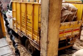 पीडीएस गोदाम के समीप कीचड़मय रास्ते में तीन घंटे तक फसा रहा चावल लदा ट्रक