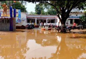 बरसात में पानी टपकने से प्रखंड कार्यालय के कर्मी और अधिकारी हो रहे परेशान