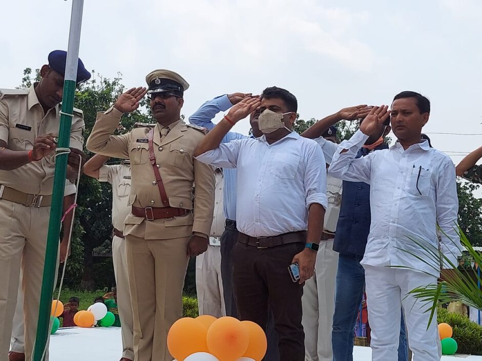 स्वतंत्रता दिवस के 75 वीं वर्षगांठ पर लक्ष्मीपुर थाना परिसर में थानाध्यक्ष ने झंडोत्तोलन कर राष्ट्रीय ध्वज को दी सलामी