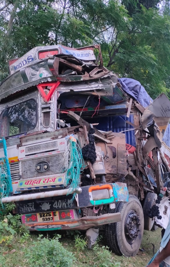 अनियंत्रित ट्रक पेड़ से टकराई उपचालक की मौके पर मौत, चालक हुआ घायल