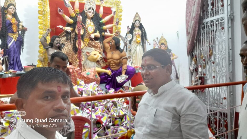 मंदिर के कपाट खुलते ही दर्शन को उमड़े श्रद्धालु, लक्ष्मीपुर दर्शन को पहुंचे झाझा विधायक दामोदर रावत