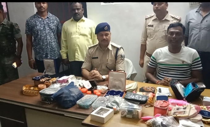 बेंगलुरु के होटल व्यवसाई के घर चोरी हुई करोड़ों की जेवरात और नगदी , पुलिस ने जमुई के बरहट थाना क्षेत्र से किया बरामद