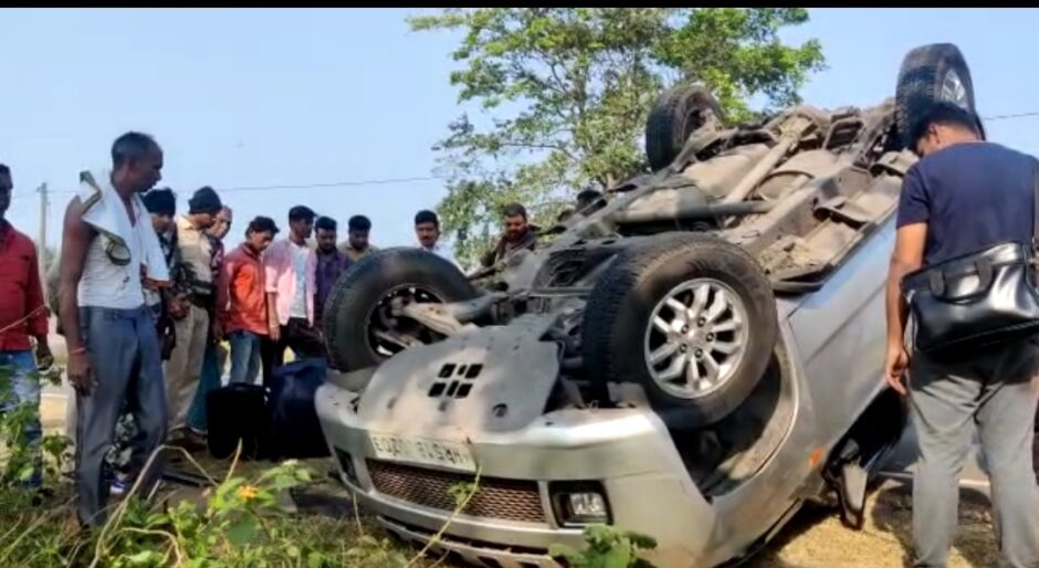 चकाई-गिरीडीह मुख्यमार्ग में सिमरिया गांव के पास तेज रफ्तार एसयूवी पलटा, तीन लोग जख्मी