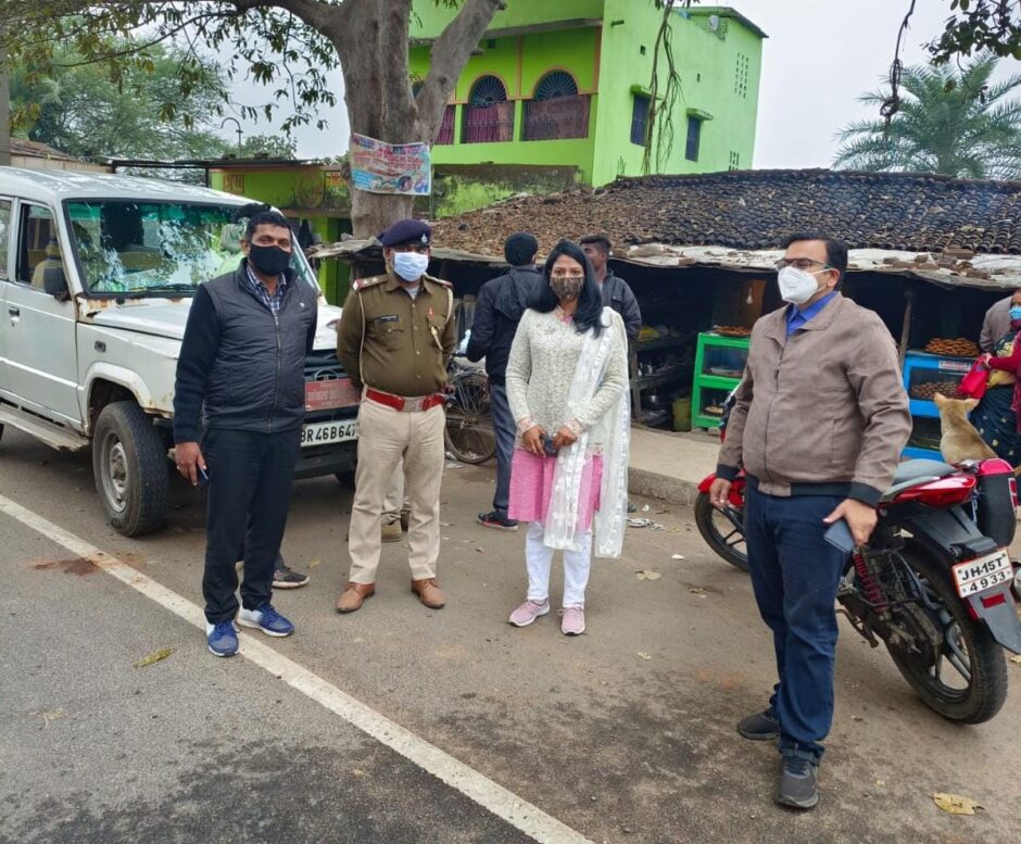 मास्क चेकिंग को लेकर सड़कों पर उतरा चकाई प्रखंड प्रशासन,बासुकीटांड चौक पर 25 व्यक्ति से वसूला जुर्माना