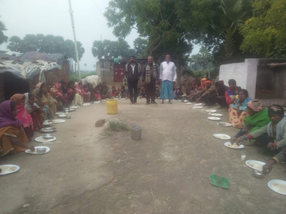 मकरसंक्रन्ति त्यौहार के सुअवसर पर महादलित टोला हरबनशबीघा रोड मे गरीबों के बिच दही, चूड़ा, चीनी तथा तिलकुट वितरित