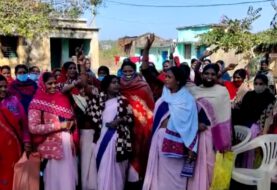 थप्पड़ चलाने वाले बीसीएम को पुनः पदस्थापित करने की मांग को लेकर आशा कार्यकर्ता ने दिया धरना