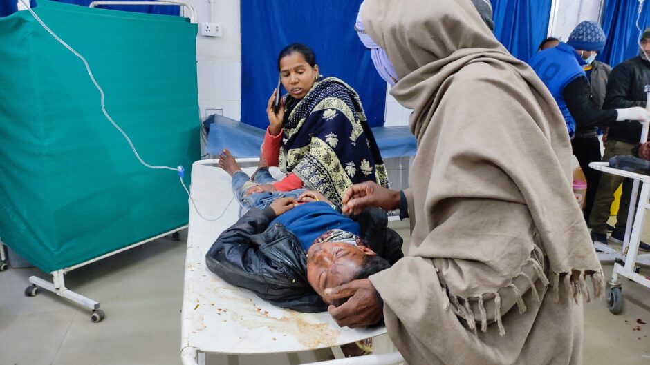 मोटरसाइकिल सवार चाचा और भतीजे को बोलेरो कार ने मारी टक्कर