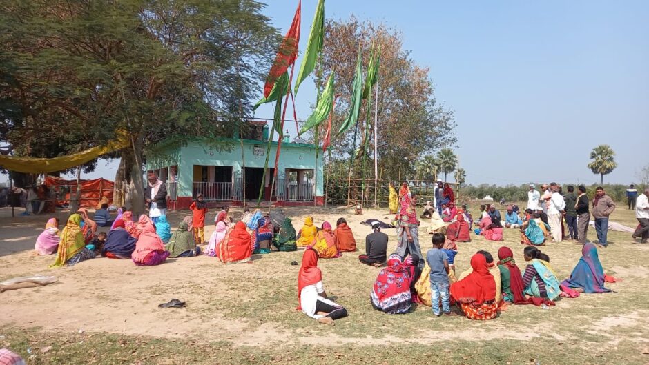 बिज्ञान के युग में भी मुर्दे को जिंदा करने के लिए घंटों झाड़-फूंक का खेला गया खेल