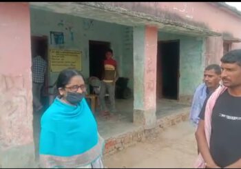 प्राथमिक विद्यालय संनखपरी में मिड डे मिल का चावल बच्चो के बीच वितरण करने में लापरवाही