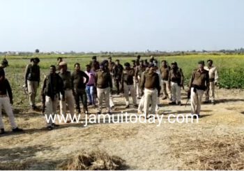 हत्या आरोपियों को पकड़ने गई पुलिस टीम पर फिल्मी स्टाइल में अपराधियों ने किया फायरिंग