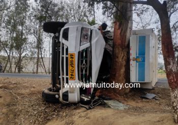 दो पहिया वाहन को बचाने के चक्कर में अनियंत्रित होकर पेड़ से टकराया पिकअप, चालक उपचालक की मौत
