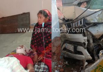 फलदान कर लौट रहे चार पहिया वाहन खंभे से टकराया 4 लोग हुए घायल