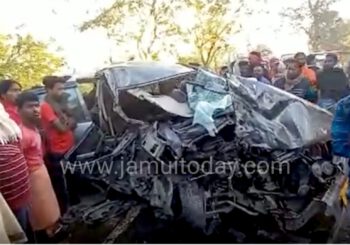 ट्रक और इनोवा में जोरदार टक्कर, इनोवा के उड़े परखच्चे, आधा दर्जन लोग घायल