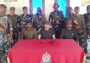 नक्सली गतिविधियों के छापेमारी के दौरान घर से पुलिस ने किया हथियार बरामद