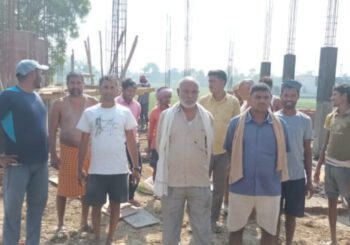 सबलपुर में स्वास्थ्य केंद्र निर्माण में घटिया सामग्री उपयोग करने पर ग्रामीणों ने किया विरोध