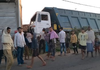 मिटटी के बने मकान मे हाईवा अनियंत्रित होकर घुसा, दो मकान हुआ क्षतिग्रस्त