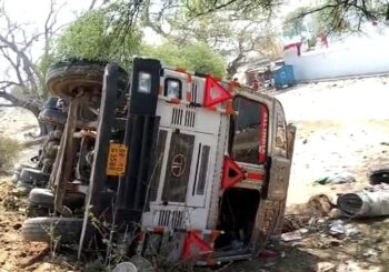 ट्रैक्टर को बचाने के चक्कर में ट्रक अनियंत्रित होकर पलटी, दो हुए घायल