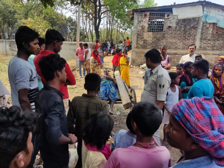 लकड़ी की चौकोर ले जाने के क्रम में गिर कर दैनिक मजदूर की मौत, परिजनों ने लगाया हत्या का आरोप