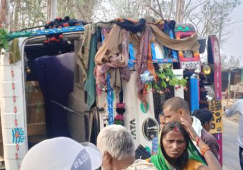 कोहबरवा मोड़ के समीप बालू लदा ट्रक पलटने से चालक व उपचालक घायल