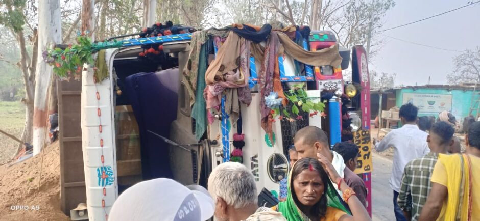 कोहबरवा मोड़ के समीप बालू लदा ट्रक पलटने से चालक व उपचालक घायल