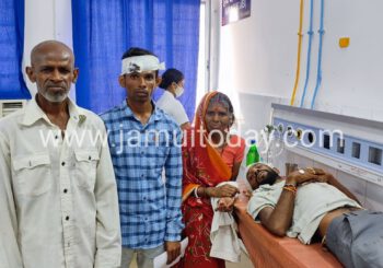 सोशल मीडिया पर व्हाट्सएप ग्रुप बनाना युवक को पड़ा महंगा, दबंगों ने घर में घुसकर पूरे परिवार की किया पिटाई