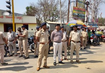 एमएलसी चुनाव व रामनवमी पर्व को शांतिपूर्ण तरीके से संपन्न कराने को लेकर को एसडीपीओ एसडीओ नेतृत्व में शहर से लेकर ग्रामीण इलाकों तक किया फ्लैग मार्च