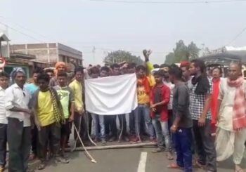 हत्यारे की गिरफ्तारी की मांग  को लेकर परिजनों ने किया सड़क जाम
