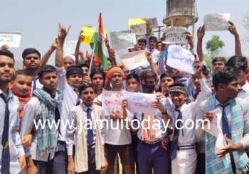 जवाहर नवोदय विद्यालय के छात्रों ने प्रिंसिपल के खिलाफ किया सड़क पर प्रदर्शन