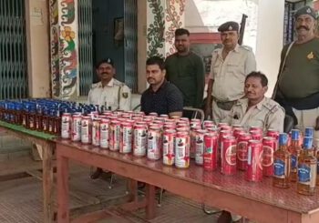 छापेमारी के दौरान बालू के ढेर में छुपाई गई भारी मात्रा में विदेशी शराब बरामद