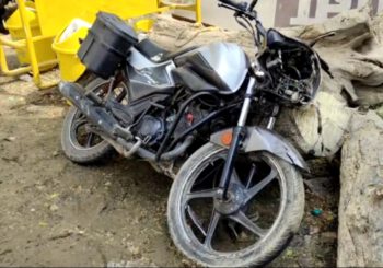 दो बाइक के आमने सामने की टक्कर में एक बाइक सवार गंभीर रूप से घायल, वही दूसरा बाइक सवार बाइक छोड़ मौके से हुआ फरार