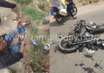 बालू लदे ट्रक की चपेट में आने से बाल-बाल बचा छात्र, मोटरसाइकिल बुरी तरह दुर्घटनाग्रस्त