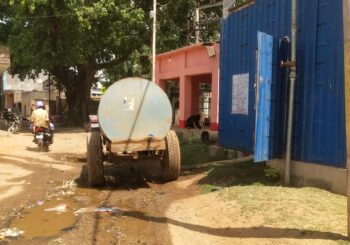 जल नल योजना का पानी टैंकर में भरकर हो रहा है सप्लाई