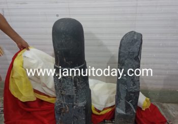 मंदिर किनारे स्थित तालाब की खुदाई से मिले भगवान शंकर की शिवलिंग एवं मां पार्वती की  प्रतिमाएं