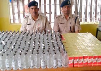 अलग-अलग ट्रेनों से आरपीएफ, जीआरपी ने संयुक्त रूप से छापेमारी कर बरामद किया भारी मात्रा देसी और विदेशी शराब