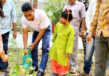 विश्व पर्यावरण दिवस पर डीएम ने किया वृक्षारोपण