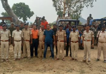 अवैध बालू से लदे 12 ट्रैक्टर को पुलिस ने किया जप्त, मौके से दो व्यक्ति गिरफ्तार