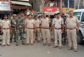 विधि -व्यवस्था बनाए रखने के लिए पुलिस ने निकाला फ्लैग मार्च, छात्रों से शांति बनाए रखने की अपील