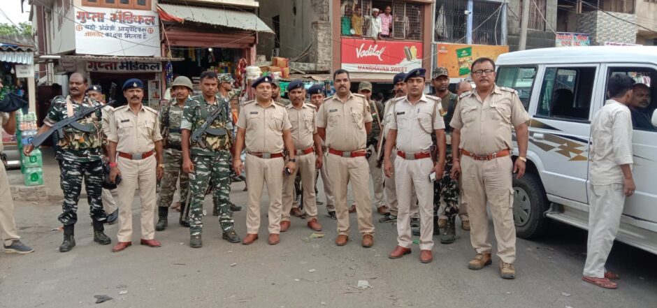 विधि -व्यवस्था बनाए रखने के लिए पुलिस ने निकाला फ्लैग मार्च, छात्रों से शांति बनाए रखने की अपील