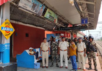 पुलिस ने निकाला फ्लैग मार्च शांति बनाए रखने की अपील